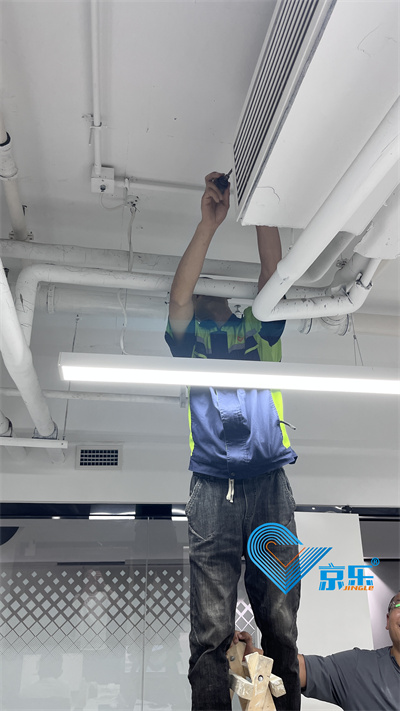 中央空調(diào)風(fēng)口更換實(shí)戰(zhàn) 當(dāng)天解決灰塵異味